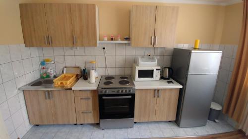 Apartment Danijelにあるキッチンまたは簡易キッチン