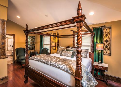 Katil atau katil-katil dalam bilik di Carriage Way Inn Bed & Breakfast Adults Only - 21 years old and up