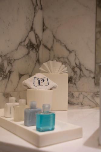 a white box with a hat on a shelf at Pennsylvania Suites in Mexico City