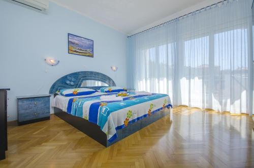 Ein Bett oder Betten in einem Zimmer der Unterkunft Apartments Ljuba - nice garden