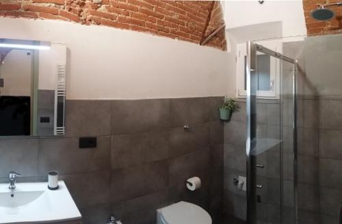 y baño con lavabo, aseo y ducha. en Giulia in S.Reparata, en Florencia