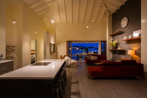 Jan Thiel的住宿－Villa Sol Paraiso，厨房以及带台面的起居室。