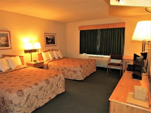 A bed or beds in a room at AmeriVu Inn & Suites