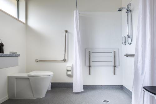 Een badkamer bij Esplanade Motels