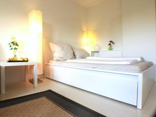 Postel nebo postele na pokoji v ubytování Großes helles Zimmer + eigenes Bad