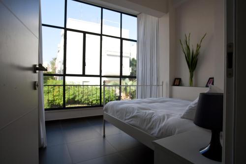 เตียงในห้องที่ Tel Aviv Vacation Apartments