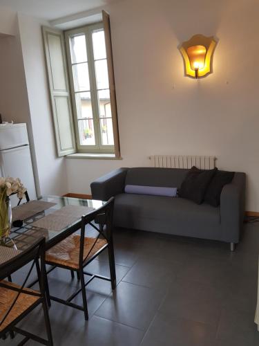 a living room with a couch and a table at CharmeRooms Villa Moroni in Stezzano