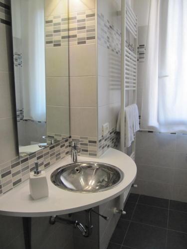 ein Badezimmer mit Waschbecken und Spiegel in der Unterkunft Sole di Lazise in Lazise