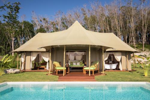 Πισίνα στο ή κοντά στο 9 Hornbills Tented Camp