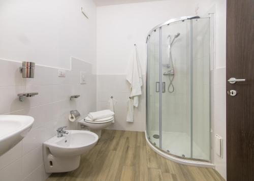 マリーナ・ディ・マンカヴェルサにあるsalentoineoutのバスルーム(シャワー、洗面台、トイレ付)