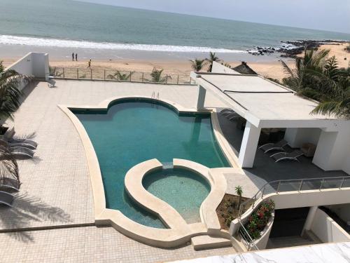 Der Swimmingpool an oder in der Nähe von Villa Somone pied dans l’eau
