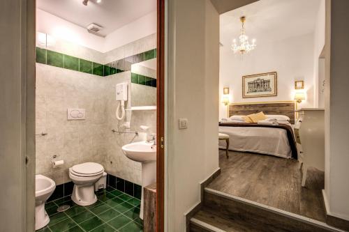 łazienka z umywalką, toaletą i łóżkiem w obiekcie Ripetta 226 w Rzymie