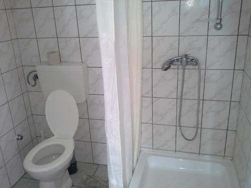 A bathroom at Kiad-lak apartmanok - SZÉP kártya elfogadó