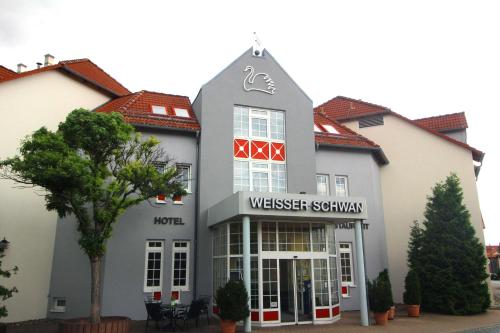 a building with a sign that reads westchester southern at Hotel Weisser Schwan in Erfurt