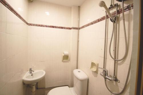 A bathroom at HOTEL JJH Aliwal