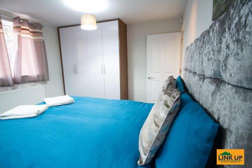 um quarto com uma cama com um jacaré deitado sobre ela em Holden Court Apartment - Apt 1 em West Drayton