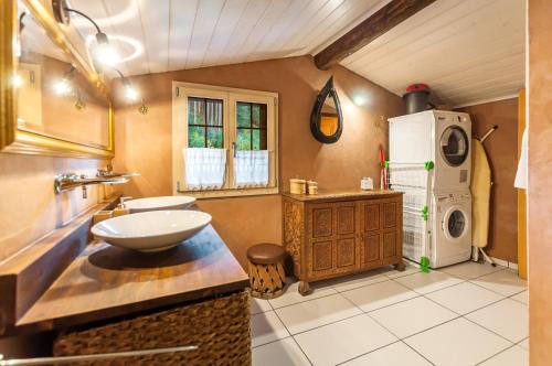 een badkamer met een wastafel en een koelkast bij Charming Little Chalet for 6 People & Free Ski Lockers in Grindelwald