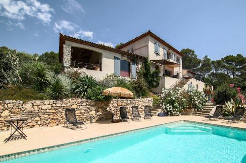 une villa avec piscine devant une maison dans l'établissement lou farniente, à Flayosc