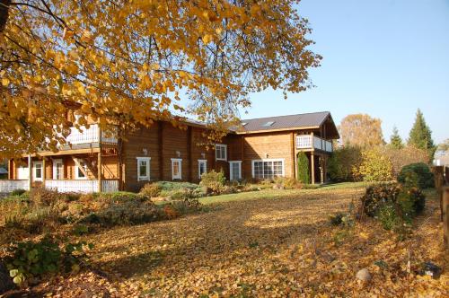 a house with a yard in front of it at Külalistemaja Vehendi Motell in Vehendi