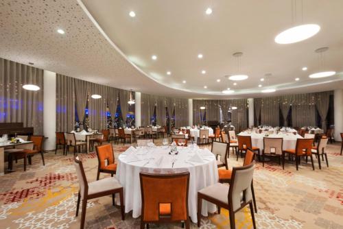 Ramada Plaza Craiovaにあるレストランまたは飲食店