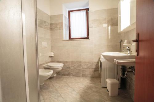アンダロにあるAppartamenti Carano Al Baitのバスルーム(トイレ、洗面台付)