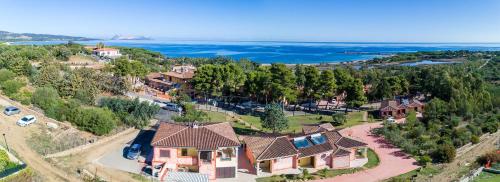 an aerial view of a house with a yard at Hotel Pedra Niedda in Budoni
