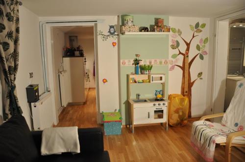 una sala de estar con una sala infantil con cocina en Apartment Vodnik, en Sveti Jurij ob Ščavnici