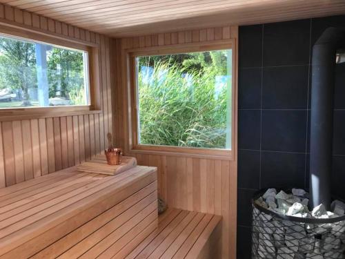 A bed or beds in a room at Houseboat on the water