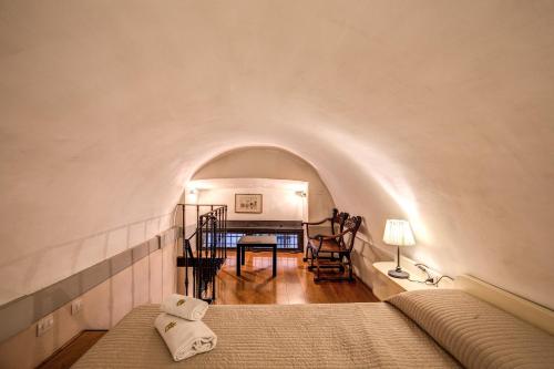 sypialnia z łóżkiem i stołem w pokoju w obiekcie Magenta Collection Specchi w Rzymie