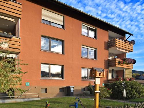 ボーデンヴェルダーにあるBeautiful apartment in Bodenwerder with balconyの煉瓦造りの建物(窓あり)と鳥の家