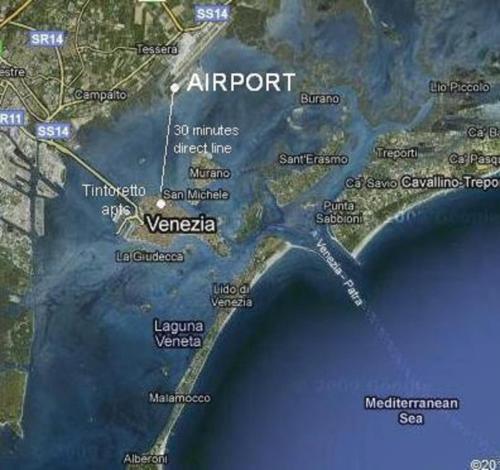 eine Karte des Flughafens und des Wassers in der Unterkunft TINTORETTO 1 CON TERRAZZA SOPRA IL TETTO, 3 bagni, 3 grandi camere da letto, SUPER NUOVO in Venedig
