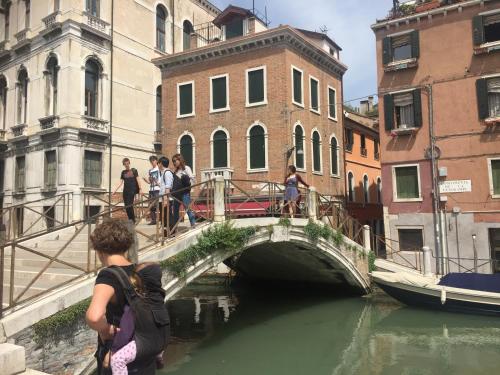 a group of people crossing a bridge over a canal at TINTORETTO 1 CON TERRAZZA SOPRA IL TETTO, 3 bagni, 3 grandi camere da letto, SUPER NUOVO in Venice