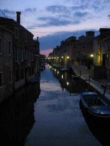 a canal with boats in a city at night at TINTORETTO 1 CON TERRAZZA SOPRA IL TETTO, 3 bagni, 3 grandi camere da letto, SUPER NUOVO in Venice
