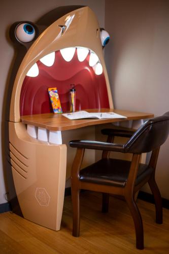 an office with a desk and a chair at A Hoteli - Hotel Slatina in Vrnjačka Banja