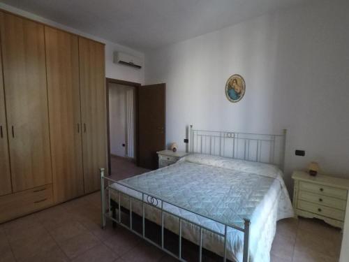 1 dormitorio con 1 cama y armario de madera en Elisabeth, en San Benedetto del Tronto
