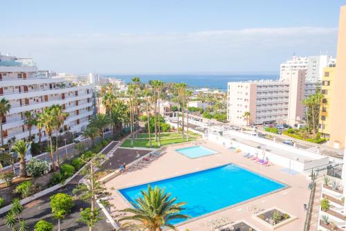 an overhead view of a pool in a city with buildings at Viña del Mar II in Playa Fañabe