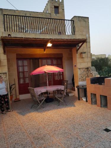 Un balcón o terraza de Ta' Karkar Villa Bed and Breakfast