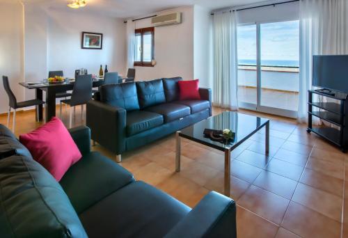 a living room with a couch and a table at Complejo Bellavista Residencial in Pego