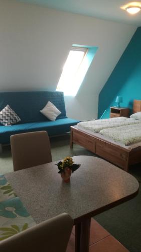 Ένα ή περισσότερα κρεβάτια σε δωμάτιο στο Apartamenty Twoje Mikołajki