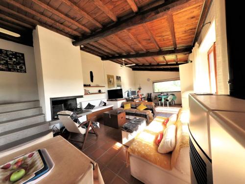 ein Wohnzimmer mit einem Sofa und einem Kamin in der Unterkunft Poggiolindo B&B in Capodimonte