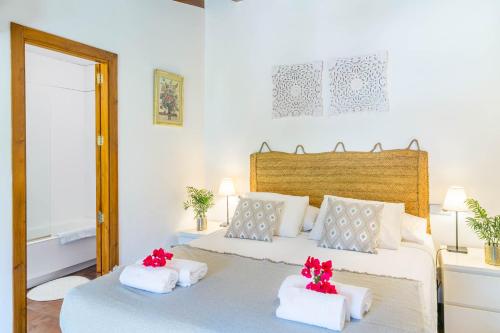ソリェルにあるBeautiful Mallorcan Villa with pool in Sollerの白いベッドルーム(ベッド1台、タオル2枚付)