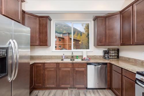 Una cocina o zona de cocina en Glacier Creek
