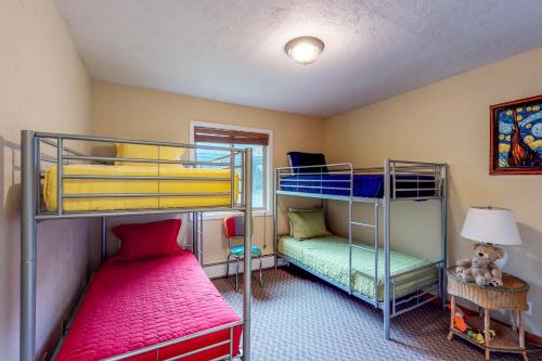 a room with two bunk beds and a lamp at Pinewood Getaway in Ketchum