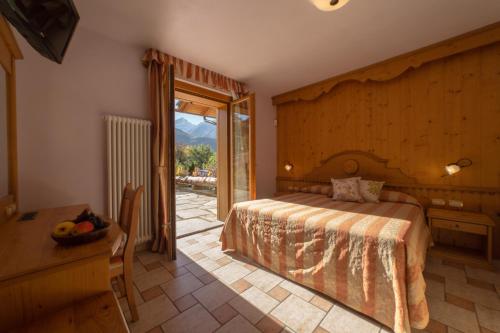 A bed or beds in a room at Hotel Lo Fleyé