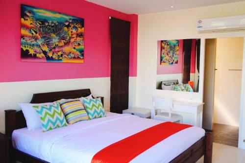 Кровать или кровати в номере OK Phuket