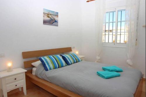 タリファにあるLivingtarifa Apartamento Paradiseのベッドルーム1室(枕2つ付)