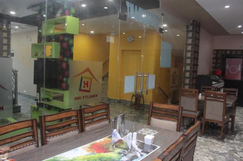 a restaurant with a dining room with a table and chairs at Hotel Kwality Inn in Satna