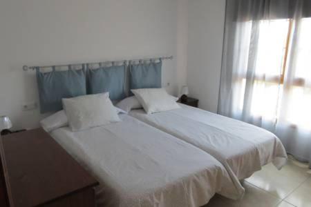 2 camas blancas en una habitación con ventana en La Lajita Ocean View 2, en Lajita