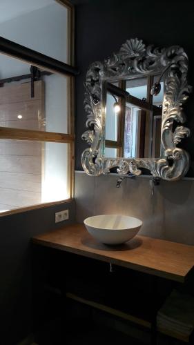 une salle de bain avec un lavabo et un miroir sur un comptoir dans l'établissement L'appartement d'Anna, à Annecy