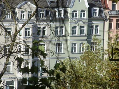 a large white building with a lot of windows at City Hotel in Eisenach